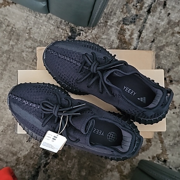 Yeezy 350 V2 - Picture 2 of 7